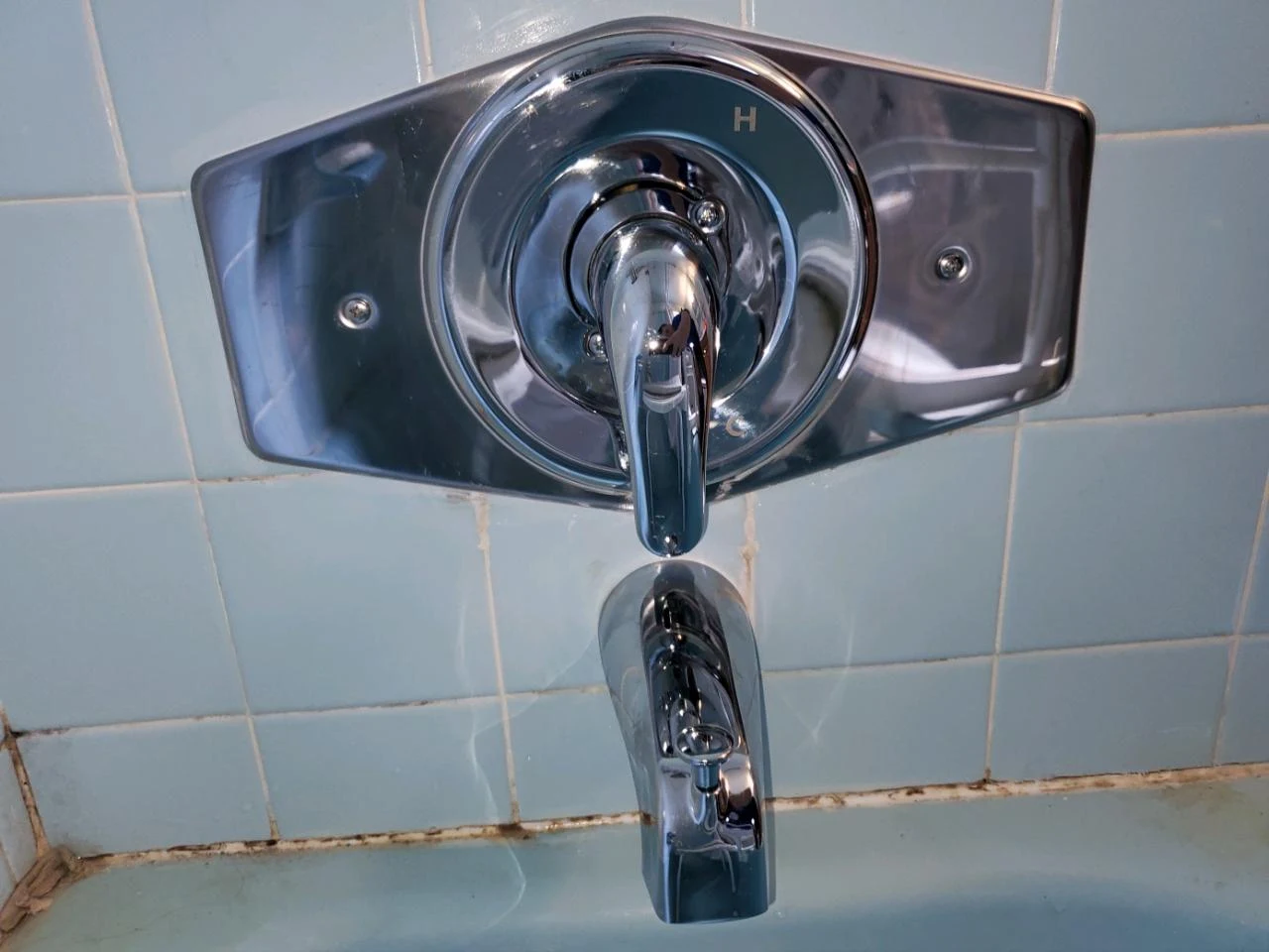 Polished chrome bathtub faucet valve replacement and trim kit installation